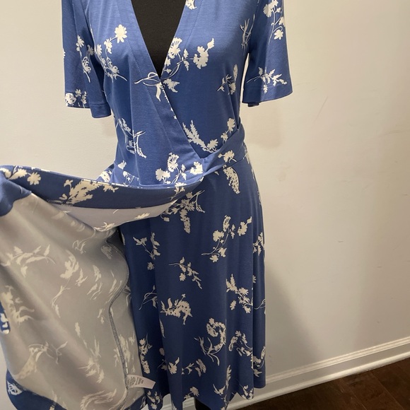 Ann Taylor Wrap Dress Size6 BlueWhite Floral Print Capsule Classic Timeless - Picture 2 of 12